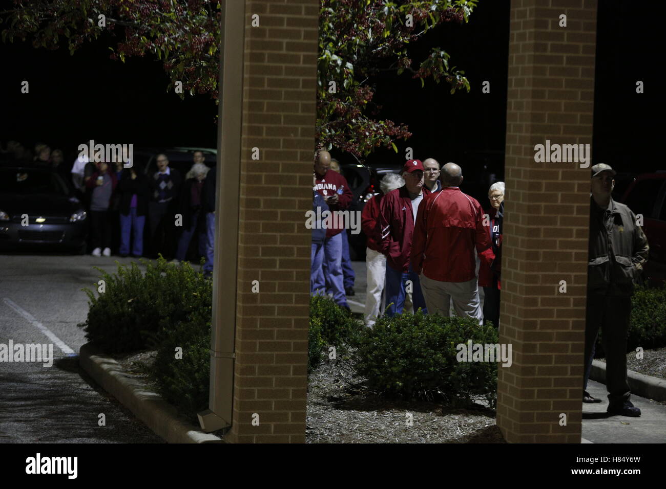 Bloomington, Indiana, USA. 8. November 2016. Wähler warten in der Schlange, ihre Stimme abgeben, bevor Umfragen am St. Johannis-Kirche am Wahltag 2016 öffnen. Die Kirche hatte eine Linie der Wähler erstreckt sich über den Parkplatz von 05:45, und die Umfragen eröffnet am 06:00 Wahlhelfer erwarten eine Rekordkulisse, die 2008 Rekord übertreffen wird. Donald Trump gewann später die Wahl, die die Vereinigten Staaten tief gespalten hat.  Bildnachweis: Jeremy Hogan/Alamy Live-Nachrichten Stockfoto