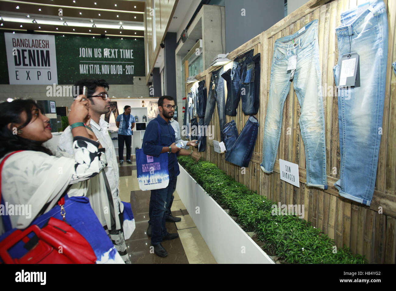 Dhaka, Bangladesch. 9. November 2016. Readymade Kleidungsstücke Produkt Käufer und Verkäufer besuchen Bangladesch Denim-Expo auf Bashundhara International Convention City in Dhaka, Bangladesch. Produkte von 49 Aussteller aus 13 Ländern wie Bangladesch, Brasilien, China, Deutschland, Indien, Italien, Japan, Pakistan, Singapur, Spanien, Türkei, zur Schau gestellt. © Suvra Kanti Das/ZUMA Draht/Alamy Live-Nachrichten Stockfoto