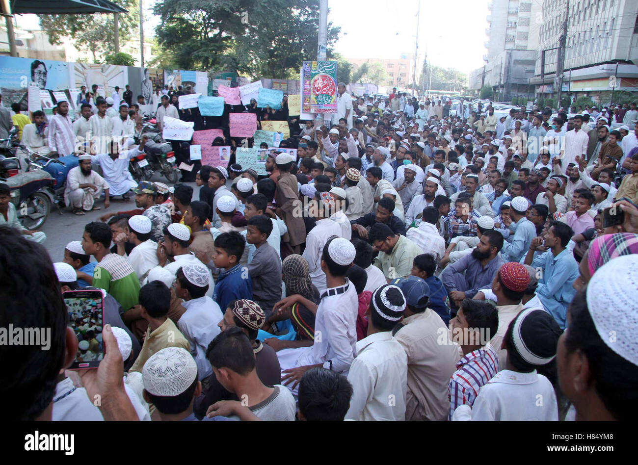 Aktivisten der Ahle Sunnat Wal Jamat zusammen mit toten Körper als sie Protestdemonstration gegen das Töten von ihrer Arbeitskraft in Polizeigewahrsam in Karachi Presseclub auf Mittwoch, 9. November 2016 halten. Stockfoto