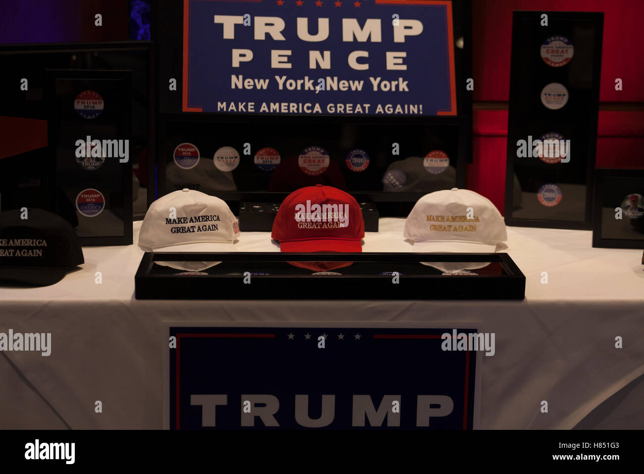 New York, NY USA - 8. November 2916: Donald Trump gewählt 45. Präsident der USA Erinnerungsstücke auf dem Display bei Sieg Party im Hilton Hotel New York Credit: Lev Radin/Alamy Live-Nachrichten Stockfoto