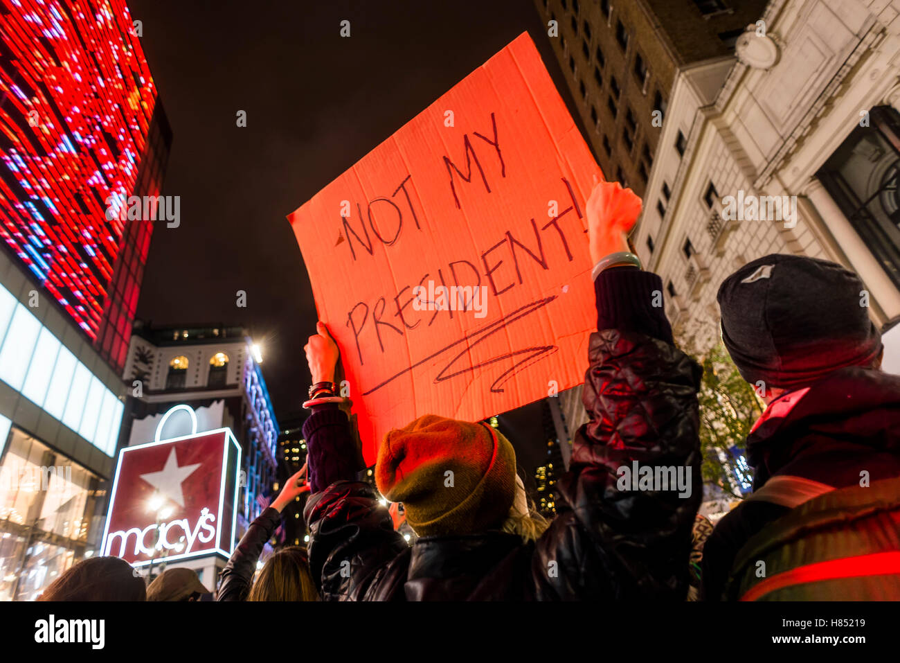 New York, USA - 9. November 2016 - einen Tag nach dem United States Presidential Wahlen 10.000 New Yorker gingen auf die Straße aus Protest gegen die republikanischen Präsidenten wählen Donald Trump. Trumps demokratischen Gegner, Hillary Clinton, nahm 80 Prozent der Stimmen in New York City und gewann die landesweite Volksabstimmung. Bildnachweis: Stacy Walsh Rosenstock / Alamy Stockfoto