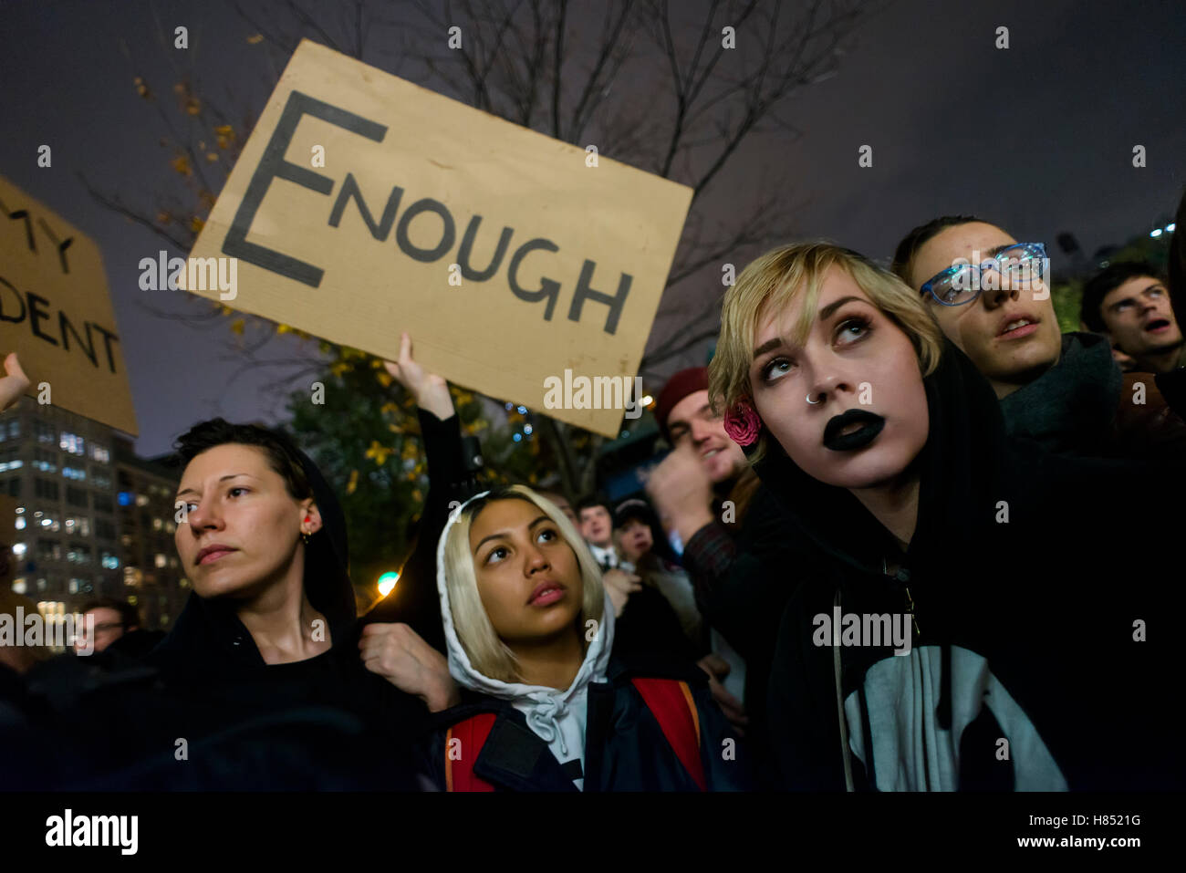 New York, USA - 9. November 2016 - einen Tag nach dem United States Presidential Wahlen 10.000 New Yorker gingen auf die Straße aus Protest gegen die republikanischen Präsidenten wählen Donald Trump. Trumps demokratischen Gegner, Hillary Clinton, nahm 80 Prozent der Stimmen in New York City und gewann die landesweite Volksabstimmung. Bildnachweis: Stacy Walsh Rosenstock / Alamy Live News Stockfoto