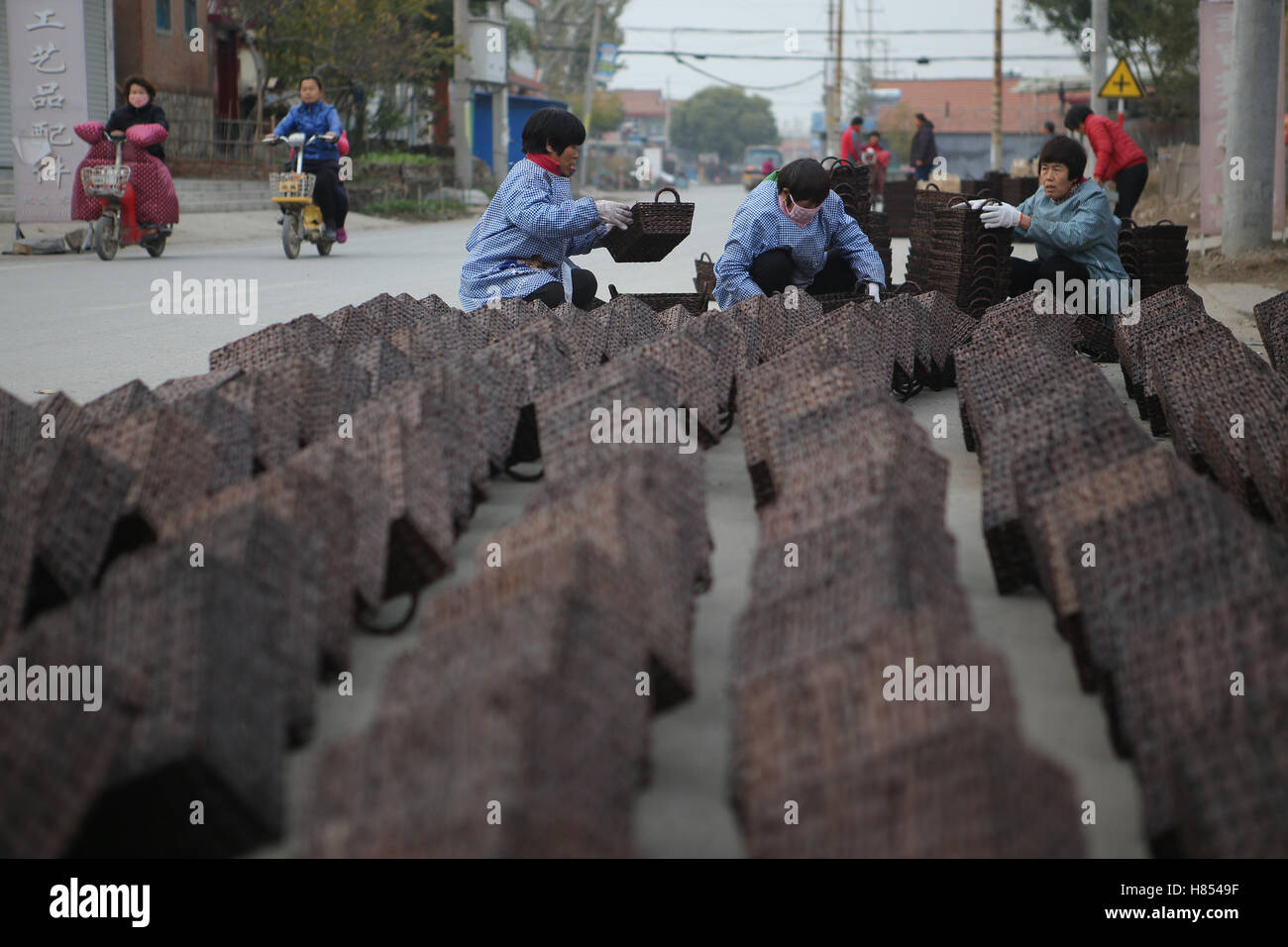 Binzhou, Binzhou, China. 9. November 2016. Binzhou, CHINA-9. November 2016: (nur zur redaktionellen Verwendung. CHINA aus) Dorfbewohner bereiten ihre waren für die bevorstehende "Double elf" Online-shopping-Festival in der ostchinesischen Provinz Shandong, Binzhou Stadt, Wantou Dorf, Boxen County am 9. November 2016. Die "Doppelte elf" Online-Shopping Festival, betitelt als die chinesische Version von "Black Friday", fällt jedes Jahr am 11. November und wurde ursprünglich von Taobao 2009 initiiert. Es wurde später zusammen mit anderen e-Commerce-Konglomerate wie JD.com und entwickelte sich zu Chinas größte jährliche Online-shopping spre Stockfoto