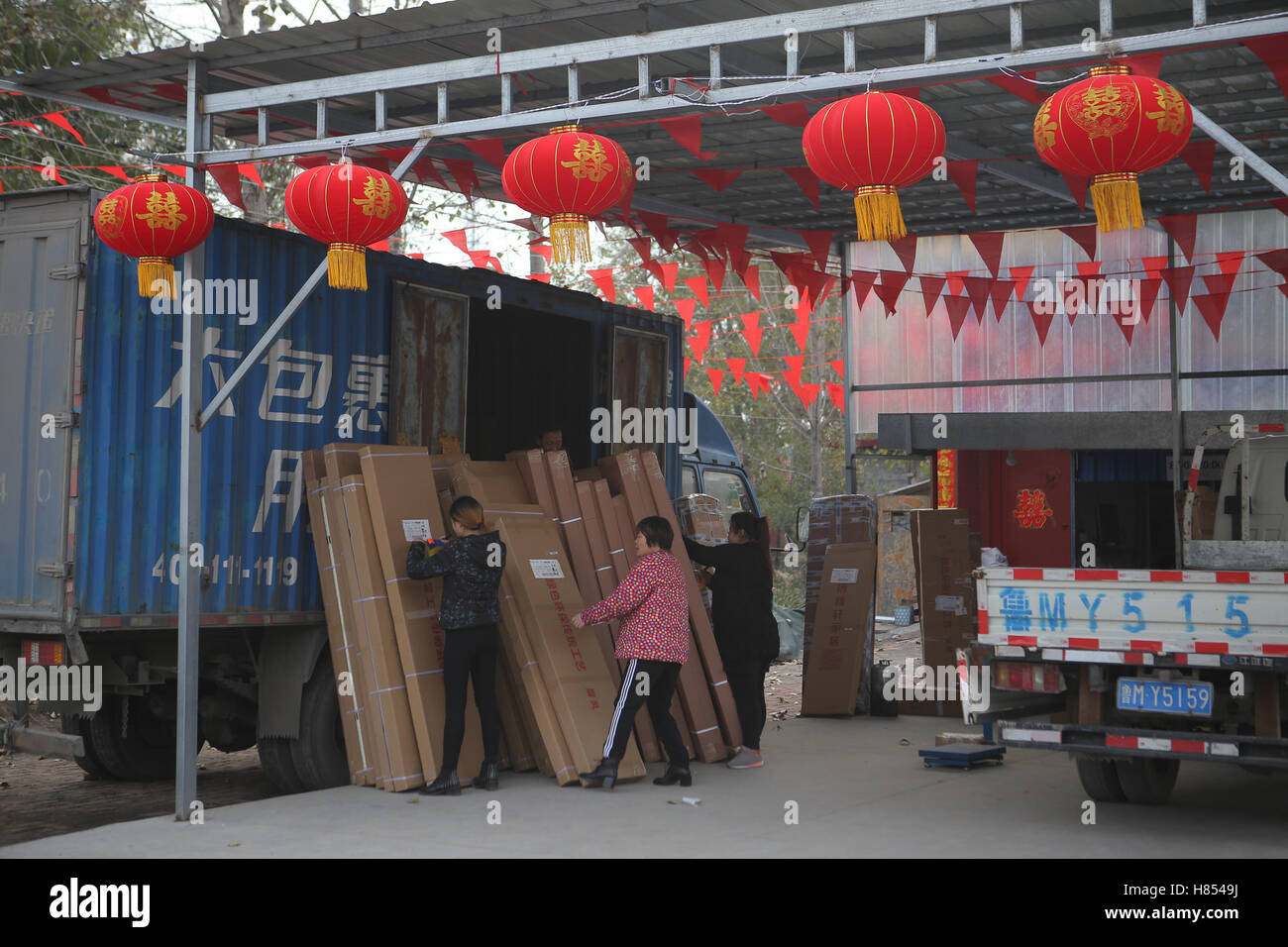 Binzhou, Binzhou, China. 9. November 2016. Binzhou, CHINA-9. November 2016: (nur zur redaktionellen Verwendung. CHINA aus) Dorfbewohner bereiten ihre waren für die bevorstehende "Double elf" Online-shopping-Festival in der ostchinesischen Provinz Shandong, Binzhou Stadt, Wantou Dorf, Boxen County am 9. November 2016. Die "Doppelte elf" Online-Shopping Festival, betitelt als die chinesische Version von "Black Friday", fällt jedes Jahr am 11. November und wurde ursprünglich von Taobao 2009 initiiert. Es wurde später zusammen mit anderen e-Commerce-Konglomerate wie JD.com und entwickelte sich zu Chinas größte jährliche Online-shopping spre Stockfoto