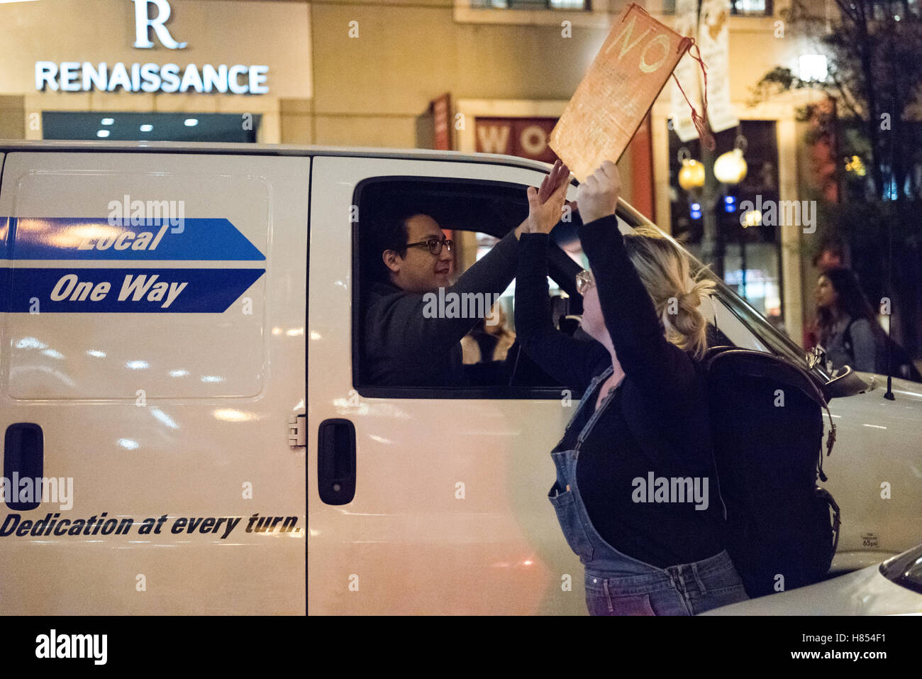 Chicago, Illinois, USA. 9. November 2016. Ein Passant stecken im Stau wegen der Protest high Fives ein Demonstrant um seine Unterstützung zu zeigen. Bildnachweis: Caleb Hughes/Alamy Live-Nachrichten. Stockfoto