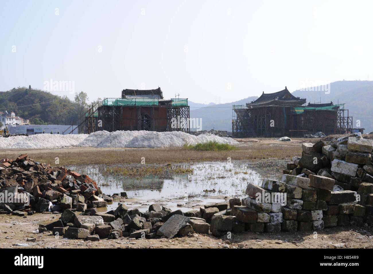 Shiyan, Shiyan, China. 10. November 2016. Shiyan, CHINA-10. November 2016: (nur zur redaktionellen Verwendung. CHINA HERAUS). Der Baustelle Restaurierung von antiken Architekturen in Wudang Gebirge in Shiyan, Zentral-China Hubei Provinz, 10. November 2016. Die Restaurierung des Palais Yuzhen im Wudang Gebirge Baubeginn offiziell am 10. November 2016. Techniker werden traditionelle Handwerke verwenden, um die Mauern des Palastes Yuzhen wiederherzustellen. © SIPA Asien/ZUMA Draht/Alamy Live-Nachrichten Stockfoto