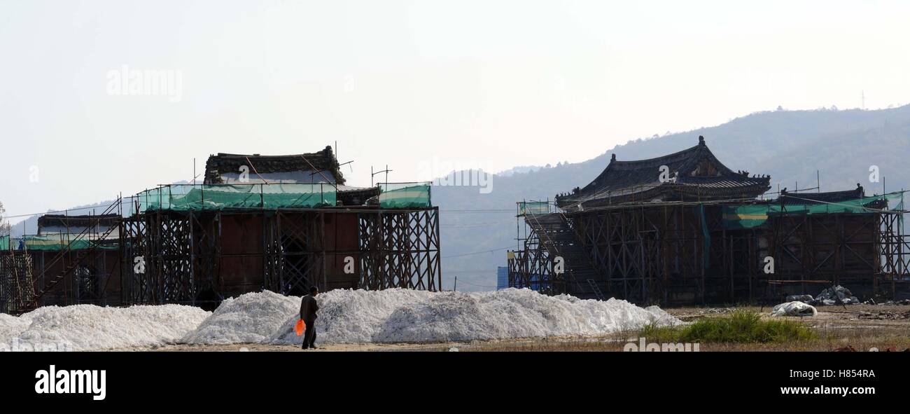 Shiyan, Shiyan, China. 10. November 2016. Shiyan, CHINA-10. November 2016: (nur zur redaktionellen Verwendung. CHINA HERAUS). Der Baustelle Restaurierung von antiken Architekturen in Wudang Gebirge in Shiyan, Zentral-China Hubei Provinz, 10. November 2016. Die Restaurierung des Palais Yuzhen im Wudang Gebirge Baubeginn offiziell am 10. November 2016. Techniker werden traditionelle Handwerke verwenden, um die Mauern des Palastes Yuzhen wiederherzustellen. © SIPA Asien/ZUMA Draht/Alamy Live-Nachrichten Stockfoto