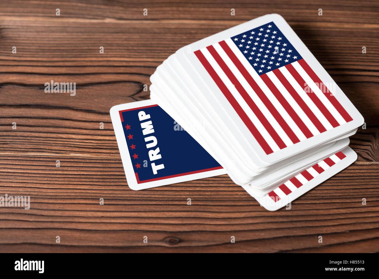 Collage Konzept Trump gewann den US-Präsidentschaftswahlen mit Kartenspiel, Nahaufnahme Stockfoto