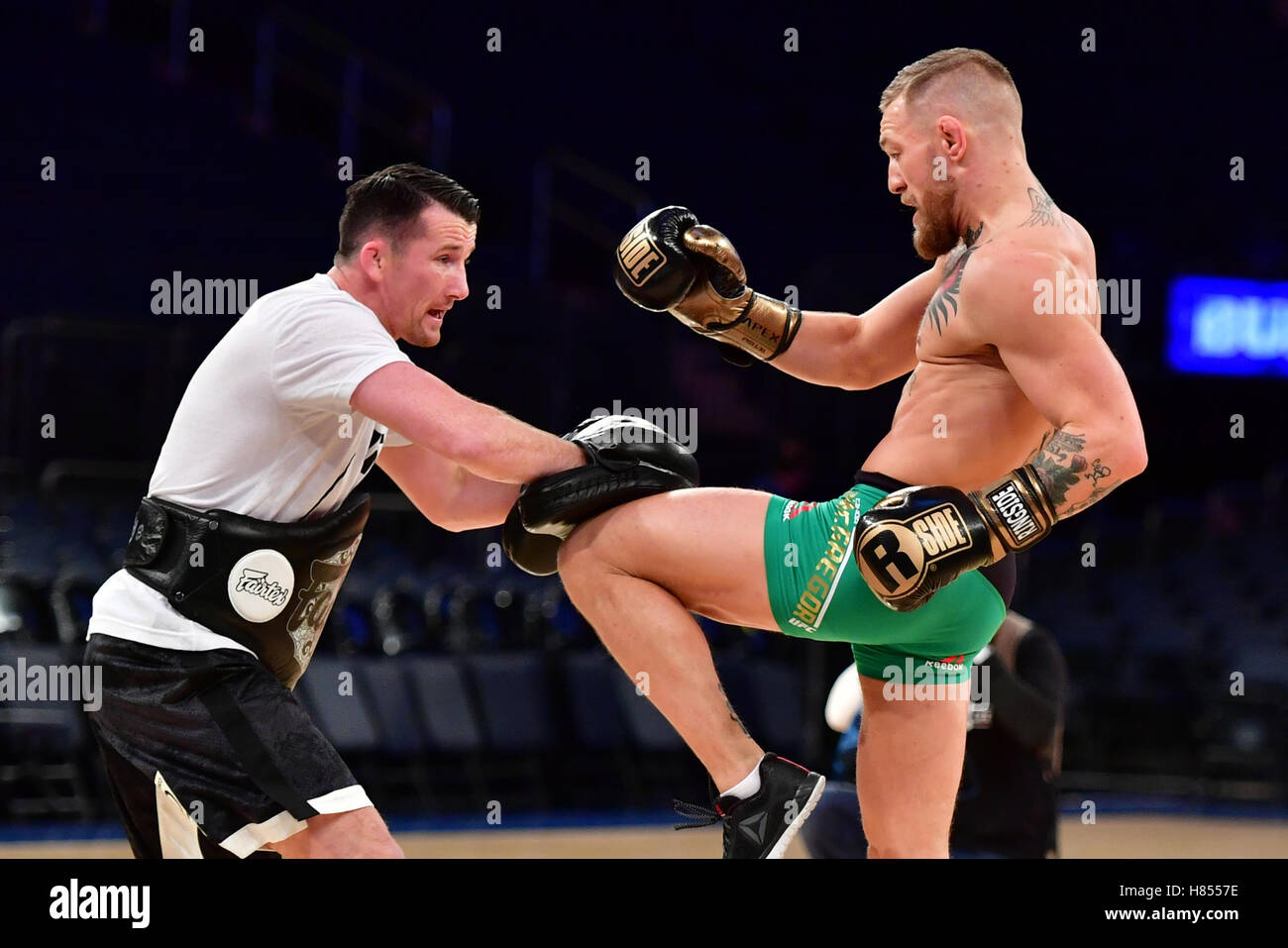 New York, NY, USA. 09 NOVEMBER 2016. Conor McGregor hält ein offenes Training für die Fans und Medien im Madison Square Garden. Bildnachweis: Jason Silva / Alamy Live News Stockfoto