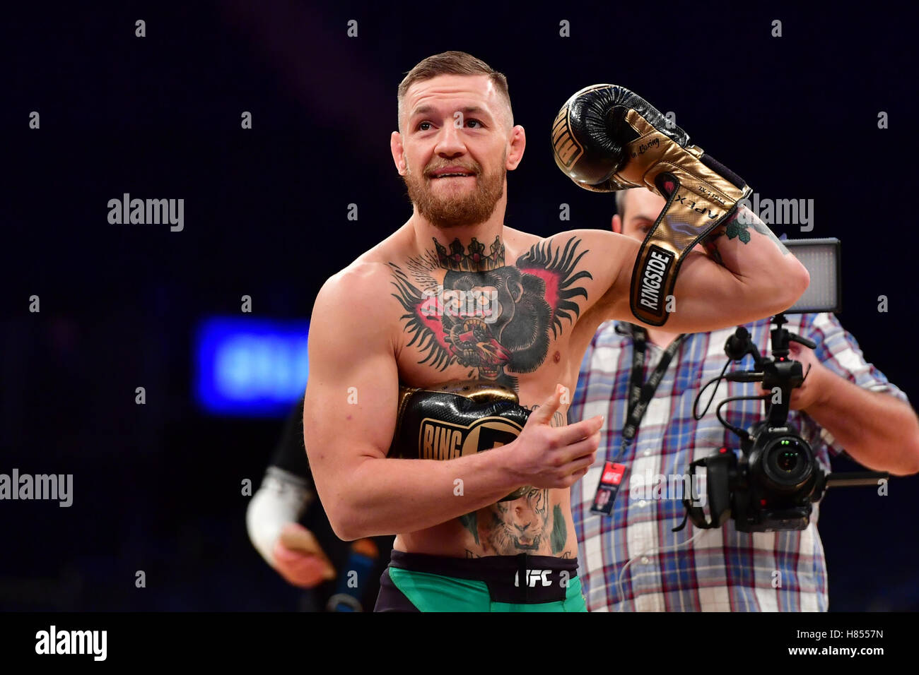 New York, NY, USA. 09 NOVEMBER 2016. Conor McGregor hält ein offenes Training für die Fans und Medien im Madison Square Garden. Bildnachweis: Jason Silva / Alamy Live News Stockfoto