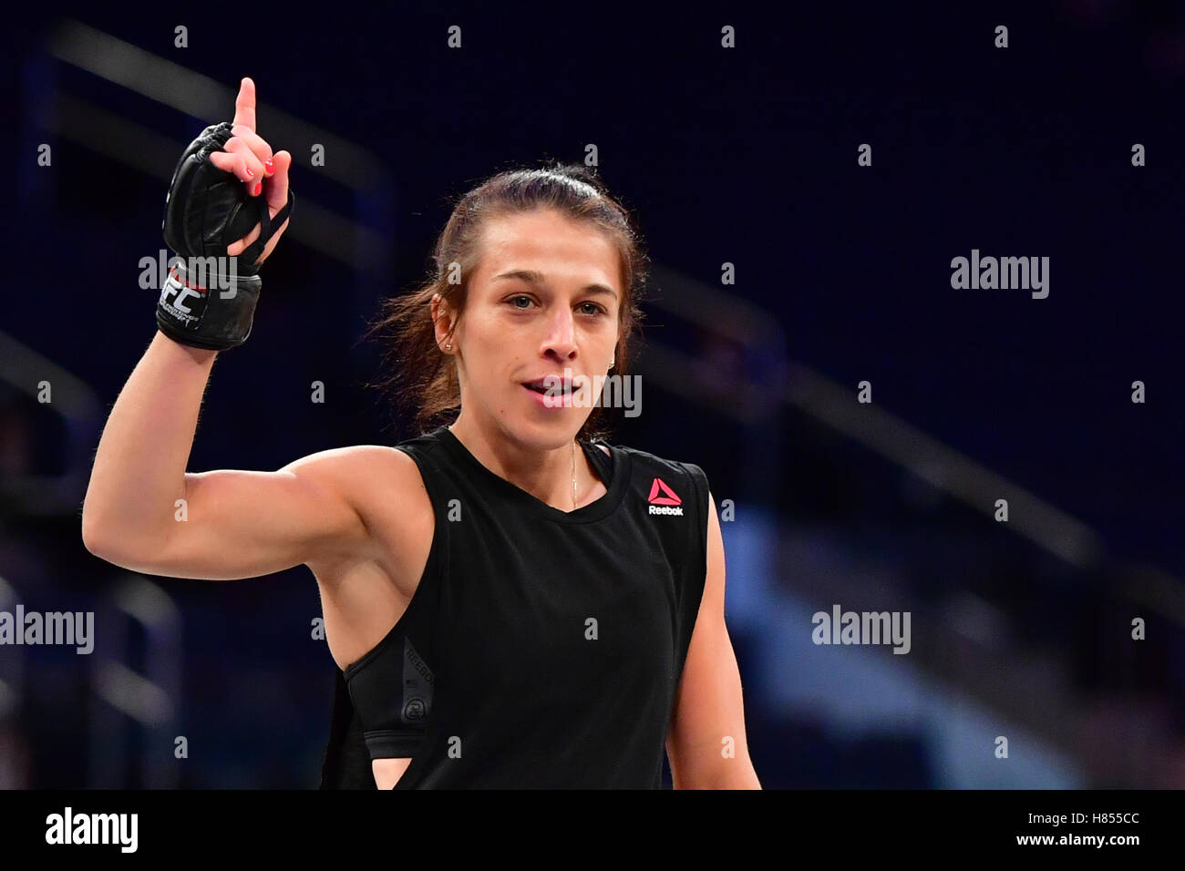 New York, NY, USA. 09 NOVEMBER 2016.  Joanna Jedrzejczyk hält ein offenes Training UFC 205 für die Fans und Medien im Madison Square Garden. Bildnachweis: Jason Silva / Alamy Live News Stockfoto