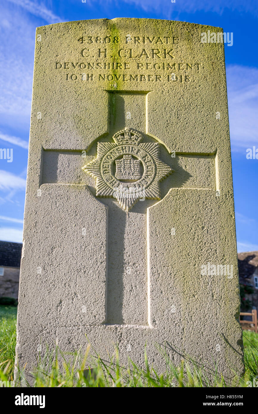Brokenborough, Wiltshire, UK. 9. November 2016. In einem sehr kleinen Friedhof in Brokenborough, Wiltshire, steht der Grabstein von 43808 Private C.H. Clark, die mit dem Devonshire Regiment gedient und wurde am 10. November 1918, dem Tag vor dem Tag des Waffenstillstands getötet. Bildnachweis: Terry Mathews/Alamy Live-Nachrichten Stockfoto