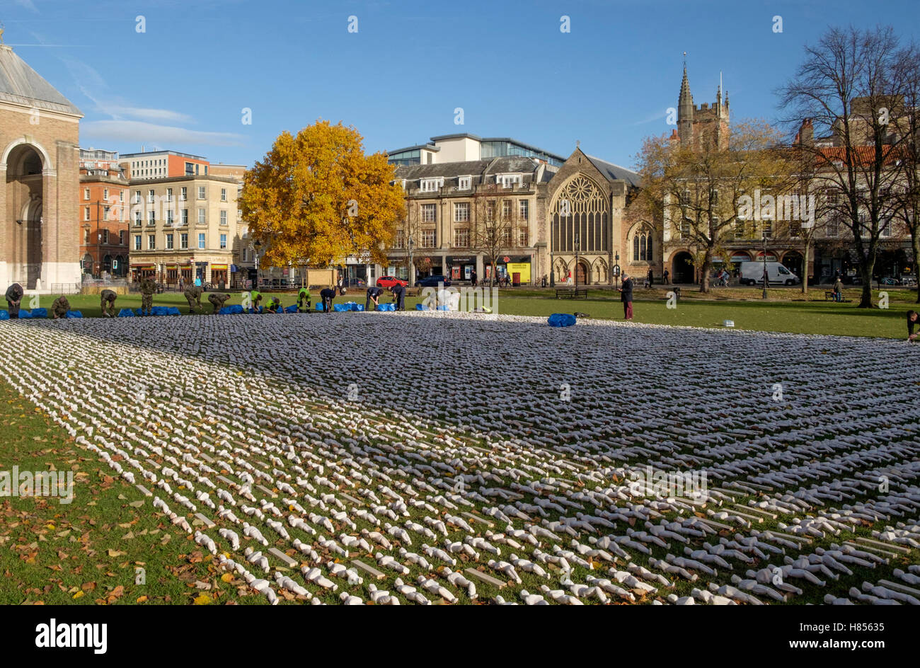 Bristol, UK. 10. November 2016. Wanten an der Somme auf College Green Bristol installiert ist. Herr Heard hat sich bemüht, das Ausmaß des Verlustes des Lebens für diese Schlacht des ersten Weltkriegs zu zeigen. Es gibt 19.240 Modelle; Sie sind alle individuell und in ein Leichentuch Calico von Somerset Künstler Rob Heard genäht wurden.   Jede Figur stellt einen Soldaten namens von der Commonwealth War Graves Commission. Bildnachweis: Herr Standfast/Alamy Live-Nachrichten Stockfoto