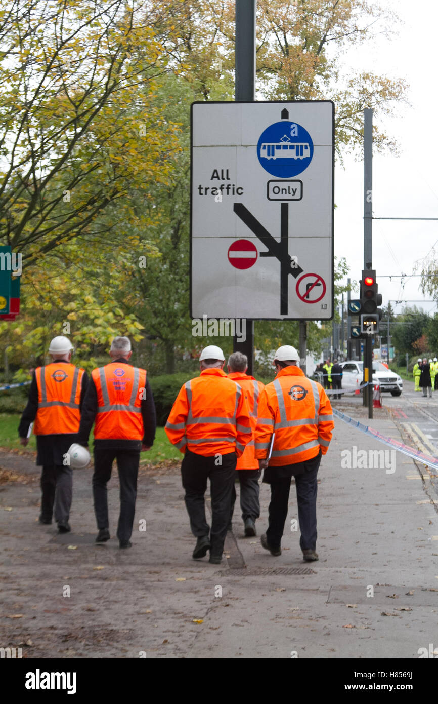 Croydon London, UK. 10. November 2016. Unfall-Ermittler besuchen die Szene, die auf dem Gelände abgesperrten ausgeschaltet bleibt wo eine Straßenbahn Croydon Südosten London 7 Tote und 50 Verletzte gefordert aufgehoben. 42-j hrige Straßenbahnfahrer, die wegen des Verdachts des Totschlags, verhaftet worden war freigegeben wurde, auf Polizei Kaution Credit: Amer Ghazzal/Alamy Live-Nachrichten Stockfoto