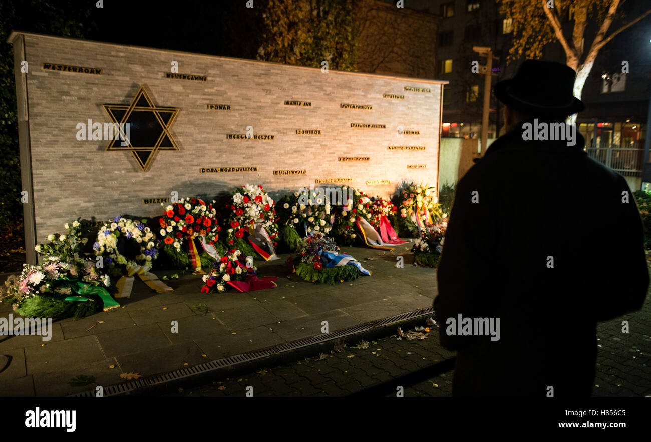 Berlin, Deutschland. 9. November 2016. Ein Mann steht in der Nähe von einer Liste der Opfer von NS-Ghettos und Konzentrationslagern während einer Festveranstaltung im Besitz der jüdischen Gemeinde von Berlin, 9. November 2016. Die Veranstaltung fand statt, um dem Pogrom zu gedenken, das 9. November 2016 stattfand; die Veranstaltung fand im Inneren der Juedische Gemeindehaus (jüdische bürgerliche Haus) in Berlin. Foto: Sebastian Gollnow/Dpa/Alamy Live News Stockfoto