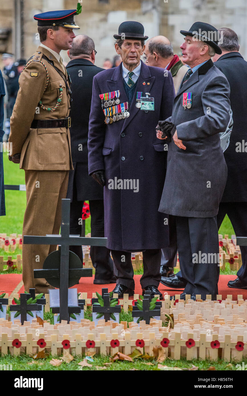 London, UK. 10. November 2016. Alte Soldaten zollen und Chat an die aktuelle Generation - The Duke of Edinburgh, Mitglied auf Lebenszeit, Royal British Legion, begleitet von Prinz Harry, besuchen Sie den Bereich des Gedenkens am Westminster Abbey - 10. November 2016, London. Bildnachweis: Guy Bell/Alamy Live-Nachrichten Stockfoto
