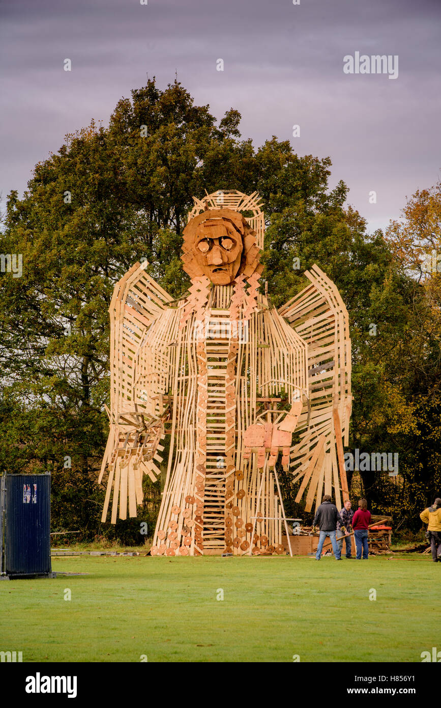 East Hoathly, East Sussex, UK. 10. November 2016. Vorbereitungen für das diesjährige Lagerfeuer kurz vor dem Abschluss in East Hoathly in der Nähe von Lewes, East Sussex. Besucher, die den riesigen Engel in Flammen sehen wollen müssen ihre Reisearrangements sorgfältig zu prüfen, wie Beamte eingeschränkte Parkmöglichkeiten für die 2016 Veranstaltung ankündigen. Der East Hoathly und Halland Karneval Gesellschaft Prozession und Lagerfeuer erinnert an Dorfbewohner in den beiden Weltkriegen verloren und deckt sich mit Waffenstillstand und Erinnerung Sonntag. Bildnachweis: Jim Holden/Alamy Live-Nachrichten Stockfoto