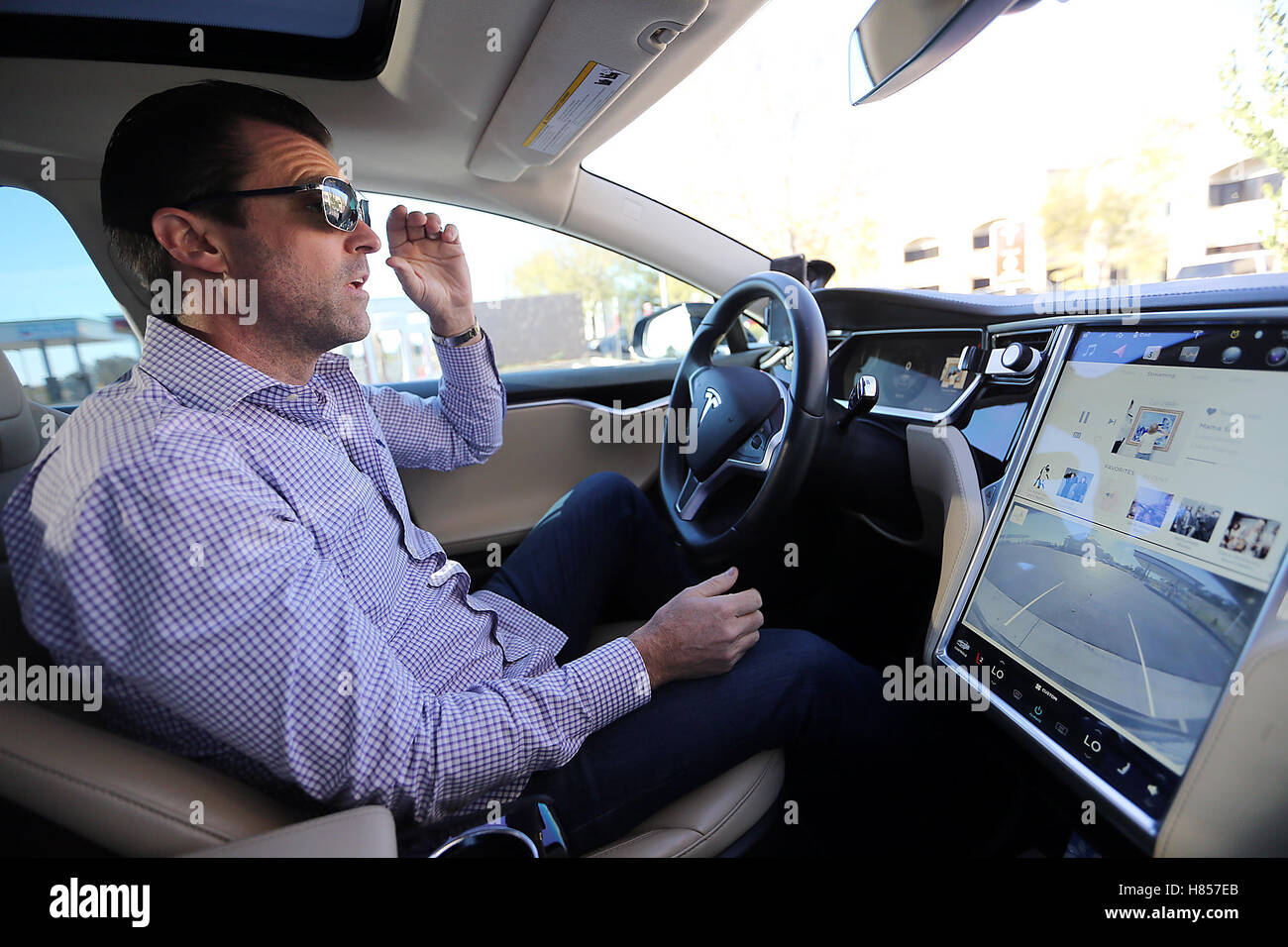 Napa, Kalifornien, USA. 3. November 2016. Adam Hedemark, Besitzer und Vice President of Luxus elektrische Wine Tours, nutzt die Tesla Kompressor-Station an der bald-to-Open Alliierten saubere Kraftstoffe Plaza Devlin unterwegs. © Napa Valley Register/ZUMA Draht/Alamy Live-Nachrichten Stockfoto