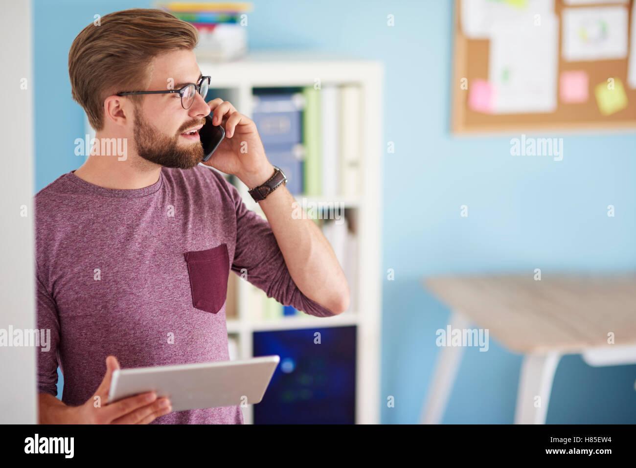 Multi-tasking Mann in seinem Büro zu Hause Stockfoto