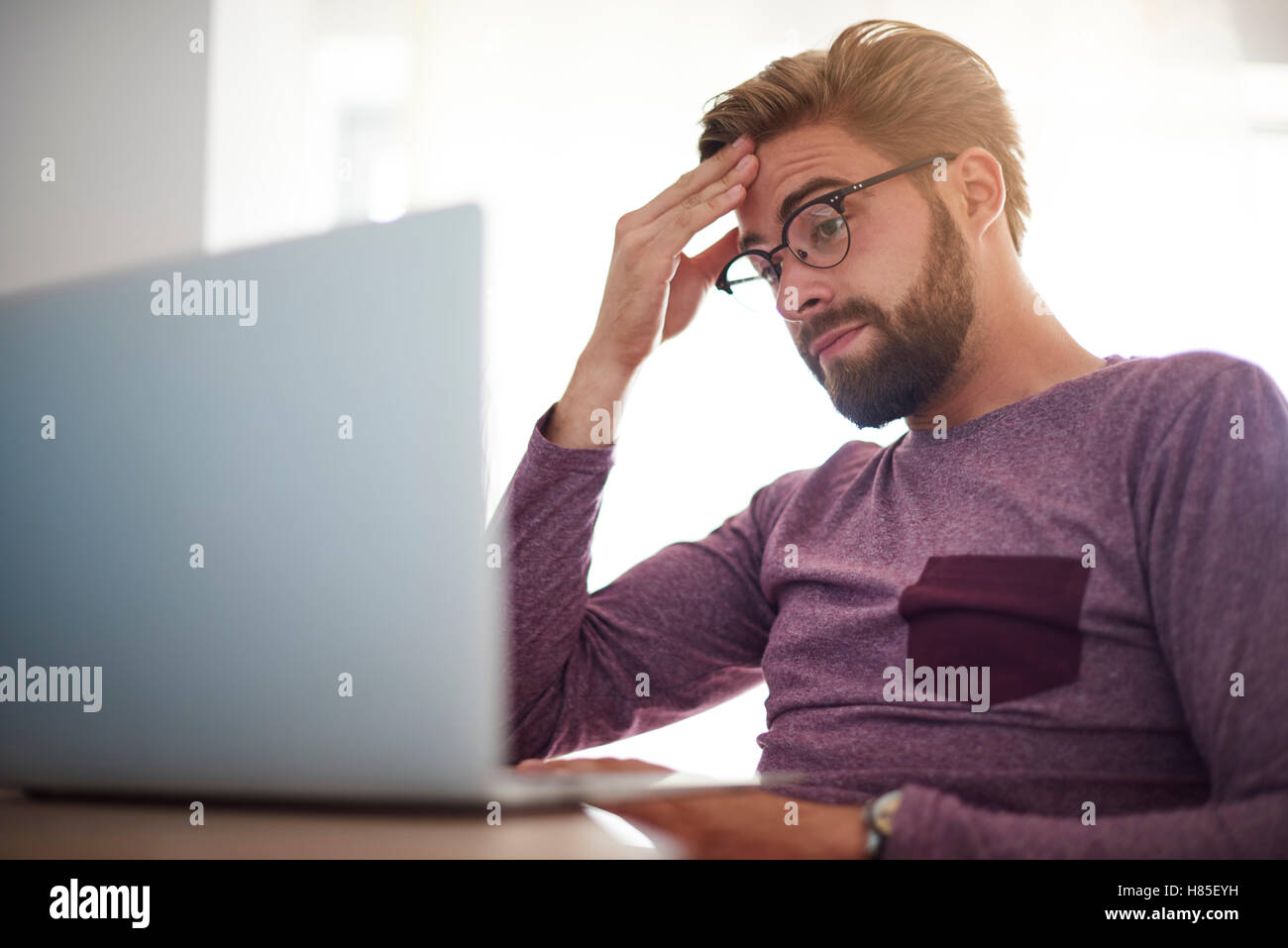 Mann hat Probleme mit seiner Arbeit Stockfoto