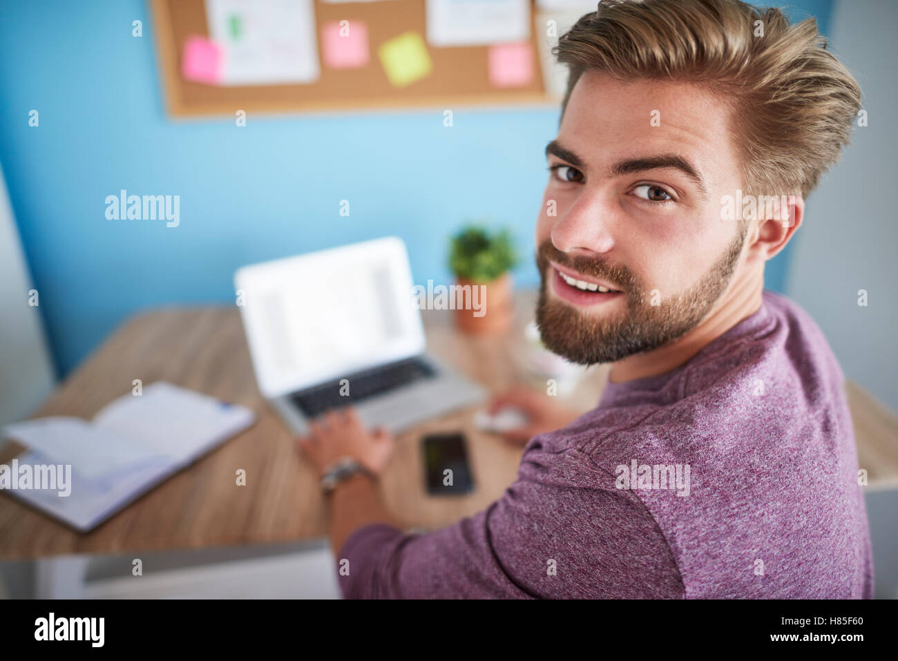Mann arbeitet im home-office Stockfoto