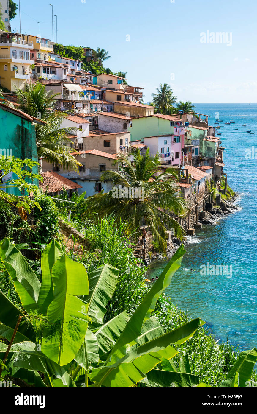 Bunte Hang Favela Architektur der Solar Unhao Gemeinschaft mit Blick auf die Bucht von All Saints, Salvador, Bahia, Brasilien Stockfoto