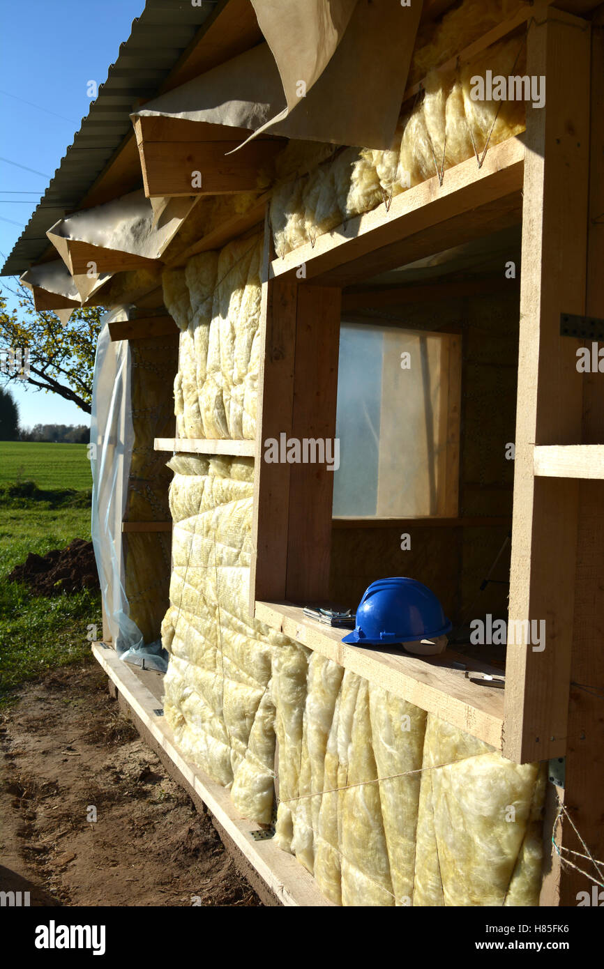 Isolierende Farm Ranch Hauswand mit mineralischen Steinwolle Stockfoto