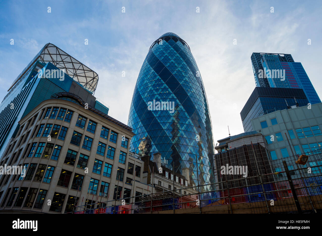 LONDON - 3. November 2016: Markante Form des Gebäudes Gherkin dominiert die Skyline der Stadt, während neue Wolkenkratzer gebaut werden. Stockfoto