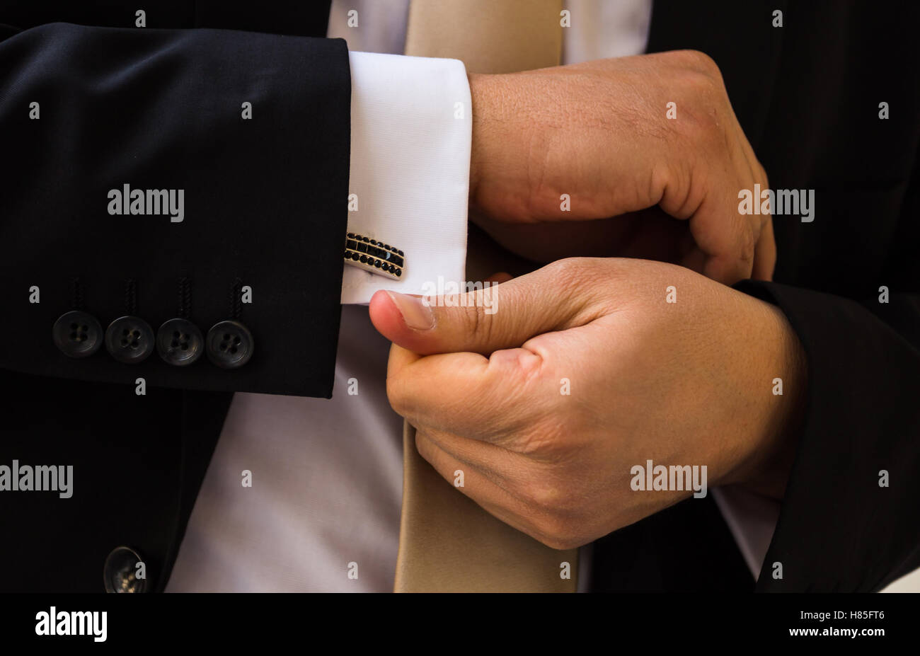 Bräutigam Hände Festsetzung seiner Schlachtung-links Stockfoto