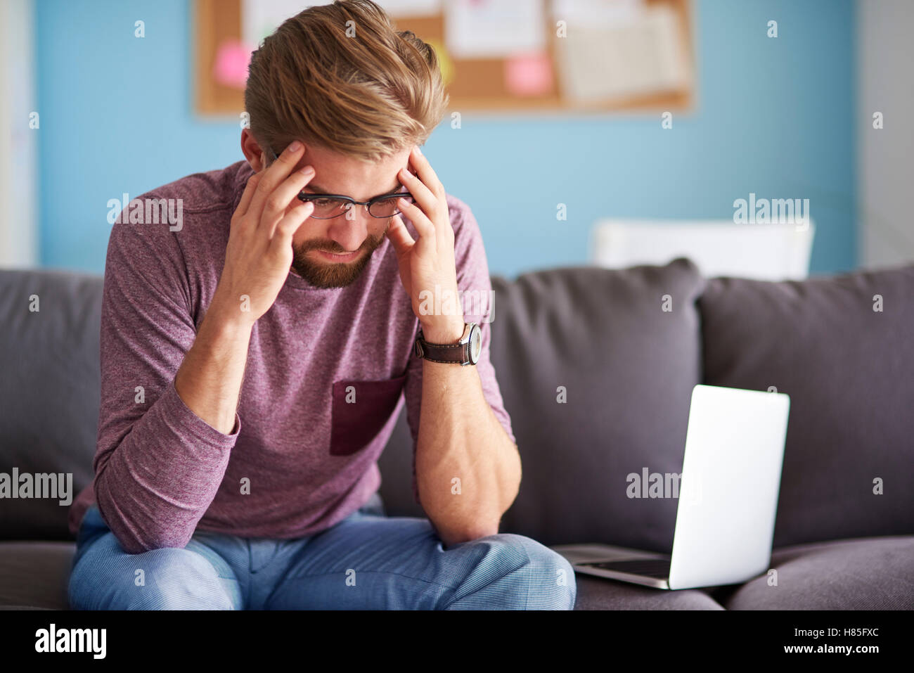 Menschen mit ernsthaften Problemen am Arbeitsplatz Stockfoto