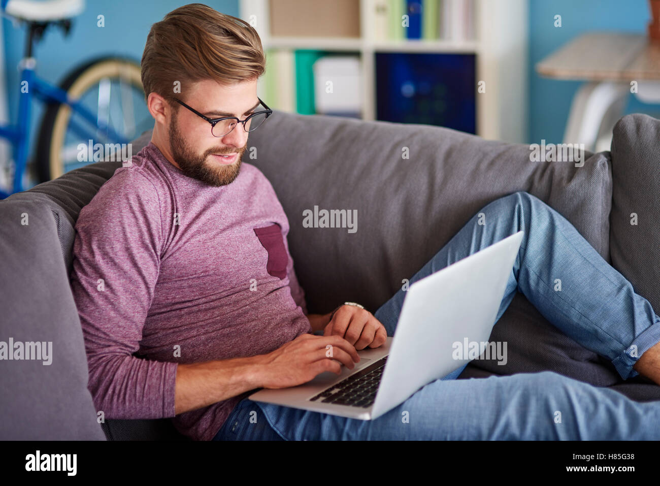 Stilvollen Mann mit Laptop zu Hause Stockfoto