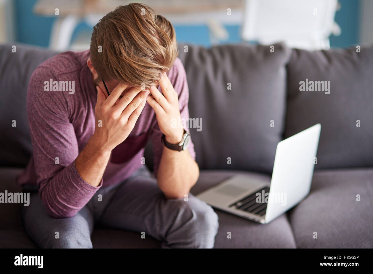 Mann hat ernsthafte Probleme mit der Wirtschaft Stockfoto