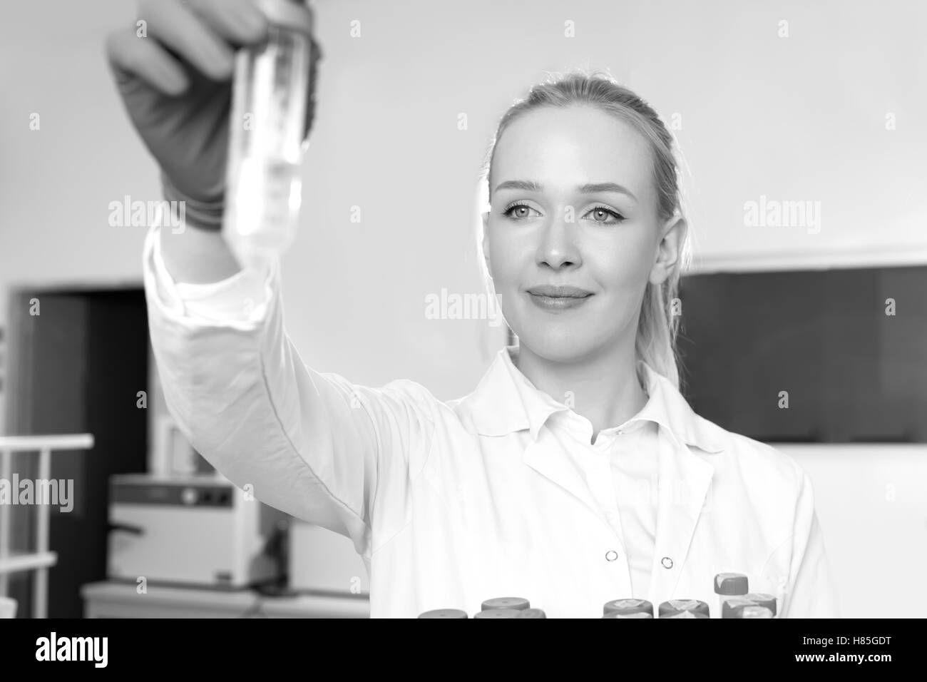 Labor-Assistentin im Labor von der Qualität des Essens. Zelle Kultur Test testen Sie genetisch modifiziert Samen Stockfoto