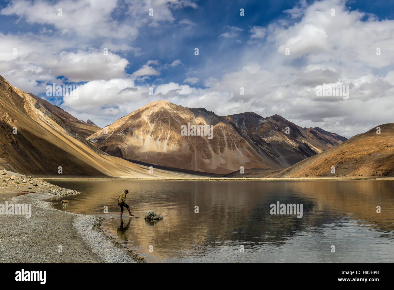 Indische Touristen taucht seine Füße in Pangong Lake Stockfoto