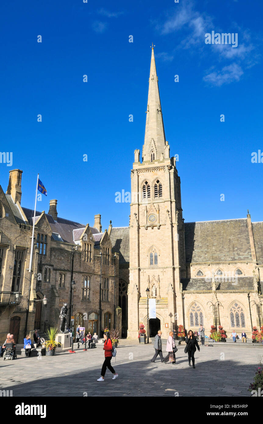 Der Marktplatz und St.-Nikolaus Kirche, Durham City, County Durham, Nord-Ost-England, UK Stockfoto