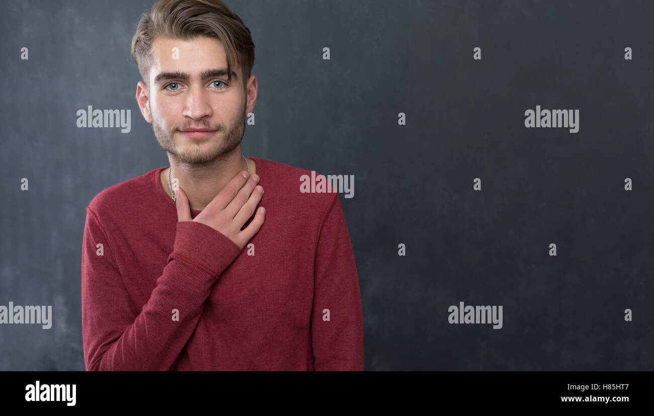 Porträt der jungen Start-up Unternehmer im modernen Büro, Tafel Wand im Hintergrund Stockfoto