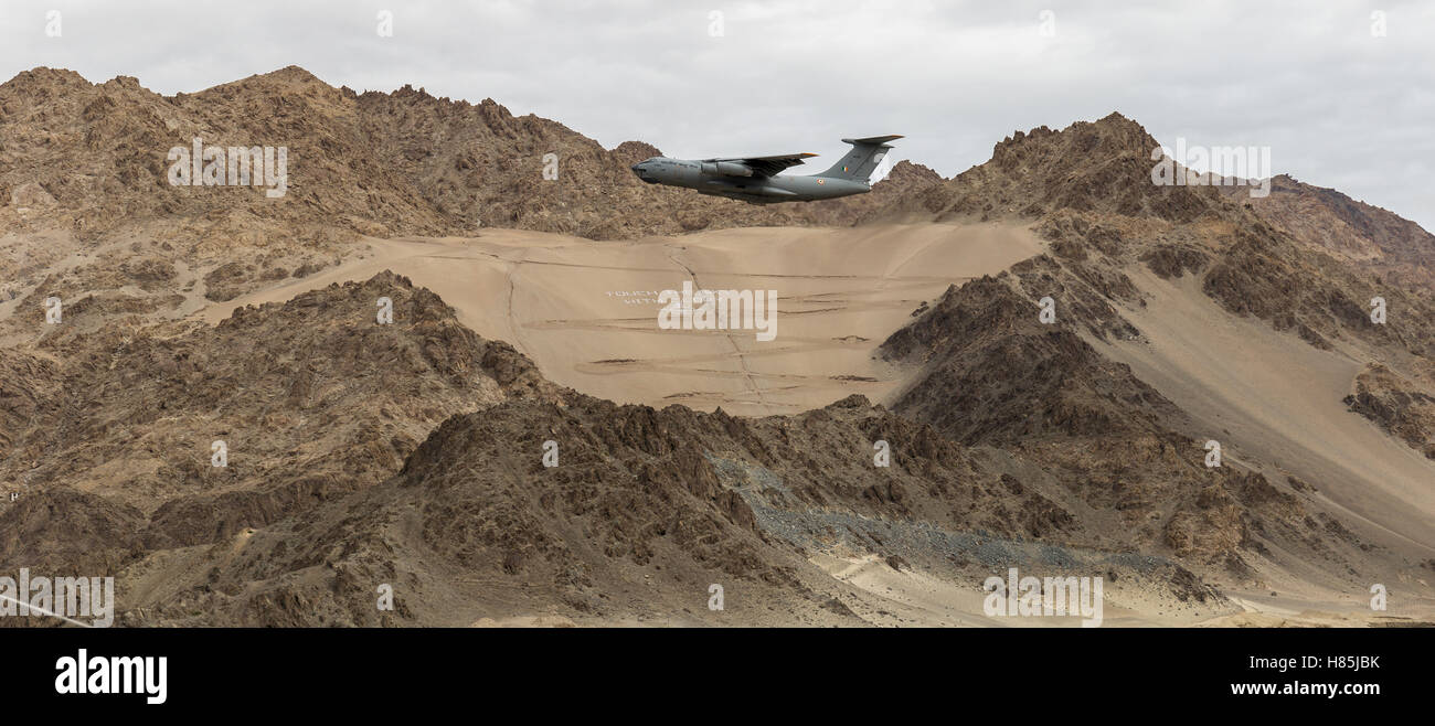Indische Armee Flugzeug startet vom Flughafen Leh Stockfoto