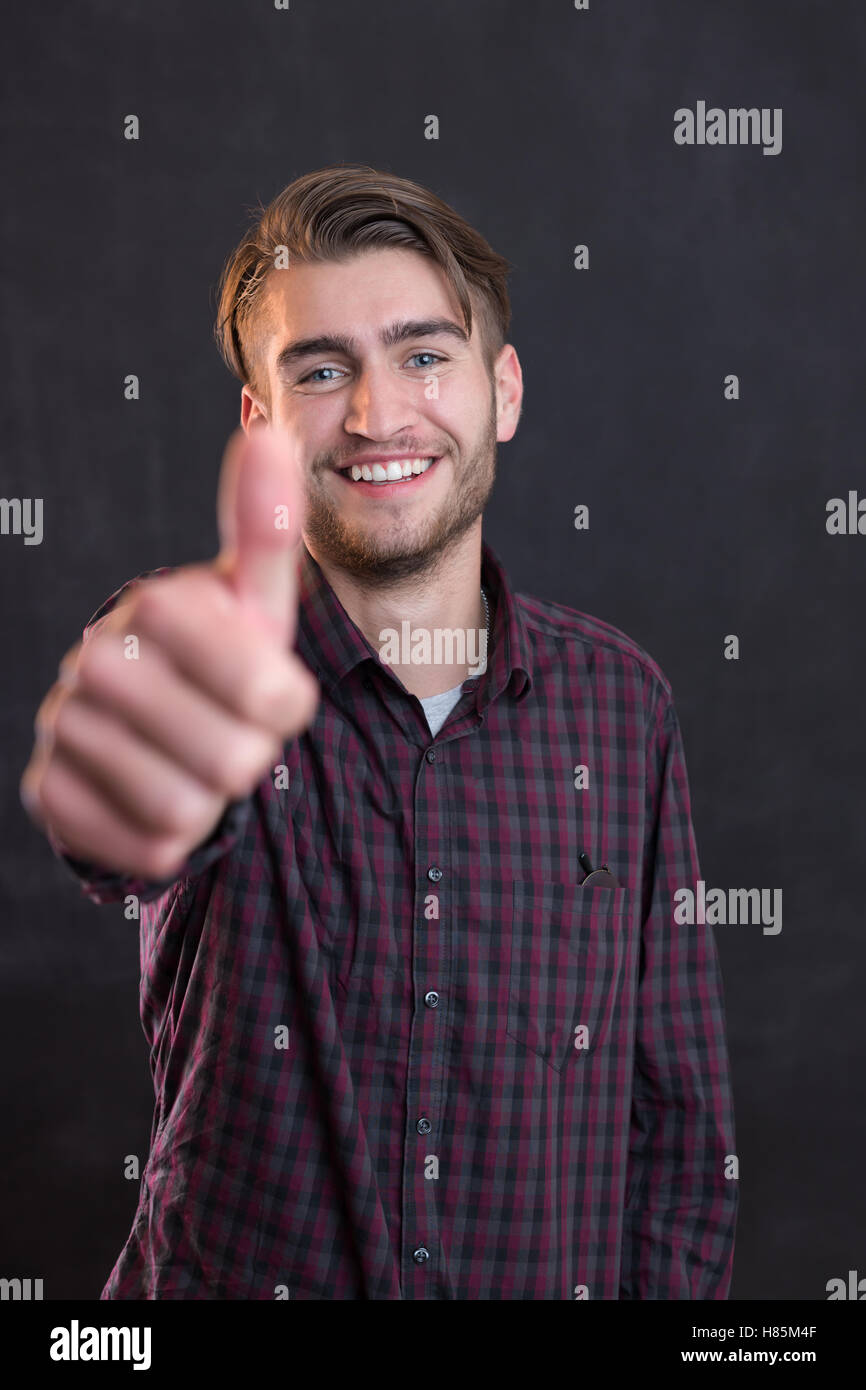 Porträt der jungen Start-up Unternehmer im modernen Büro, Tafel Wand im Hintergrund Stockfoto