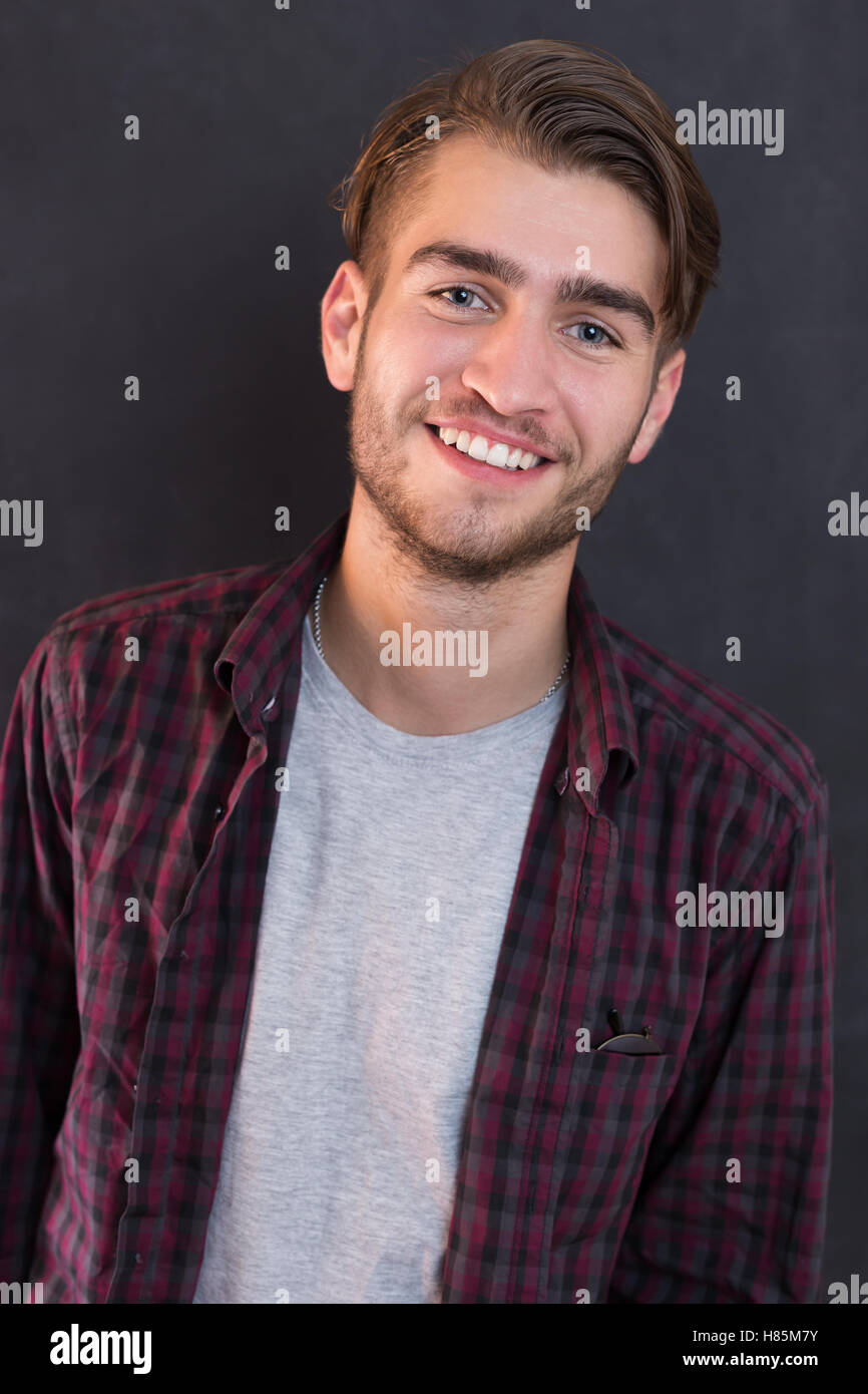 Porträt der jungen Start-up Unternehmer im modernen Büro, Tafel Wand im Hintergrund Stockfoto