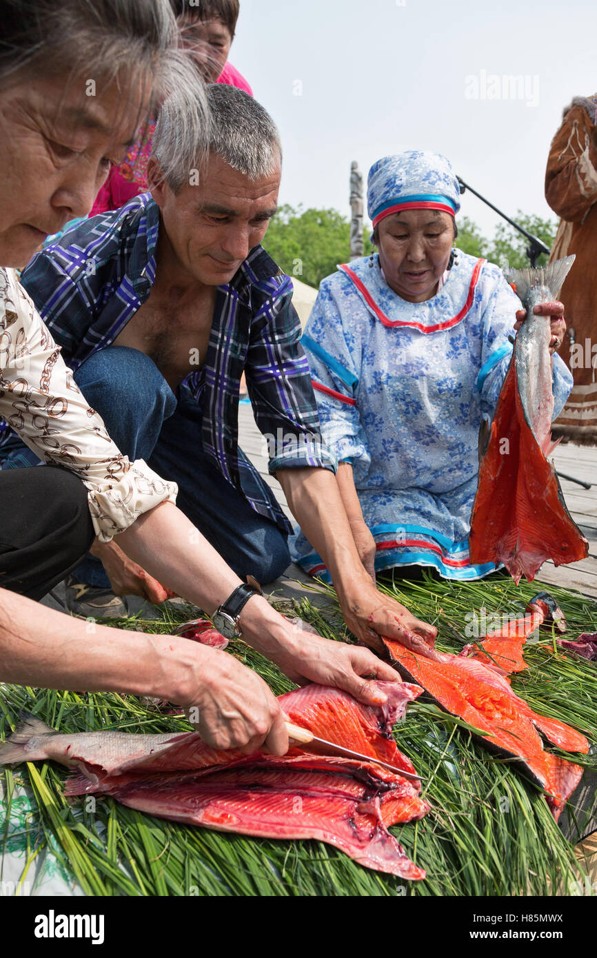 Wettbewerb zum Schneiden (Entkernung) Lachs (Rotbarsch) auf. Tag der ersten Fische - traditionelle Feier Ureinwohner Kamtschatkas. Stockfoto