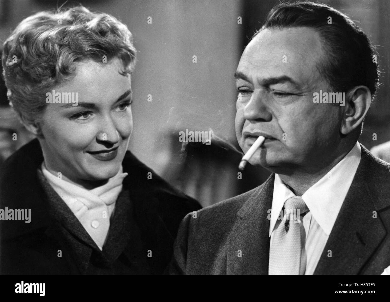 Schakale der Unterwelt, (illegalen) USA 1955, Regie: Lewis Allen, NINA FOCH, EDWARD G. ROBINSON, Stichwort: Zigarette Stockfoto