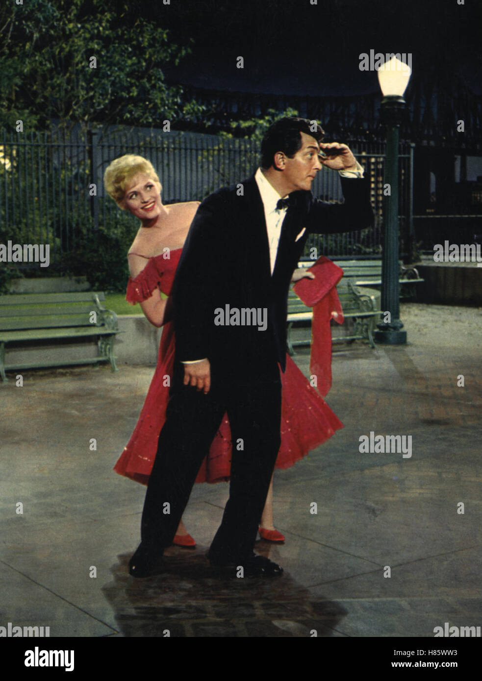Wie Eilande - Komme ins Haus (BELLS ARE RINGING) USA 1959, Regie: Vincente Minelli, JUDY HOLLIDAY, DEAN MARTIN, Stichwort: Straßenlaterne, Flirt Stockfoto