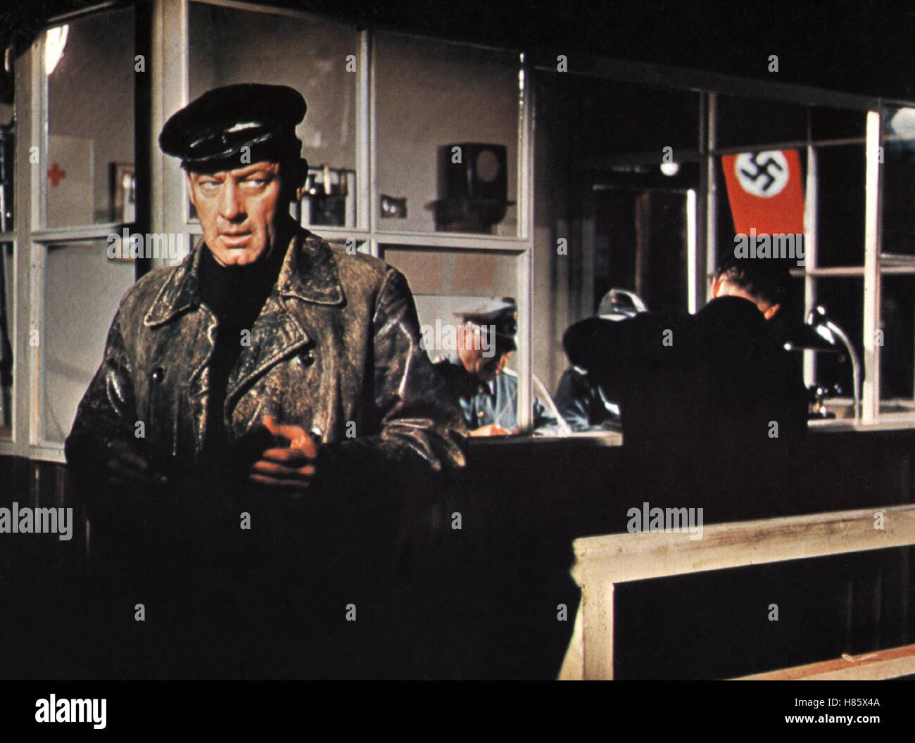 Verrat Auf Befehl, (THE COUNTERFEIT Verräter) USA 1960, Regie: George Seaton, WILLIAM HOLDEN, Stichwort: Hakenkreuz Stockfoto