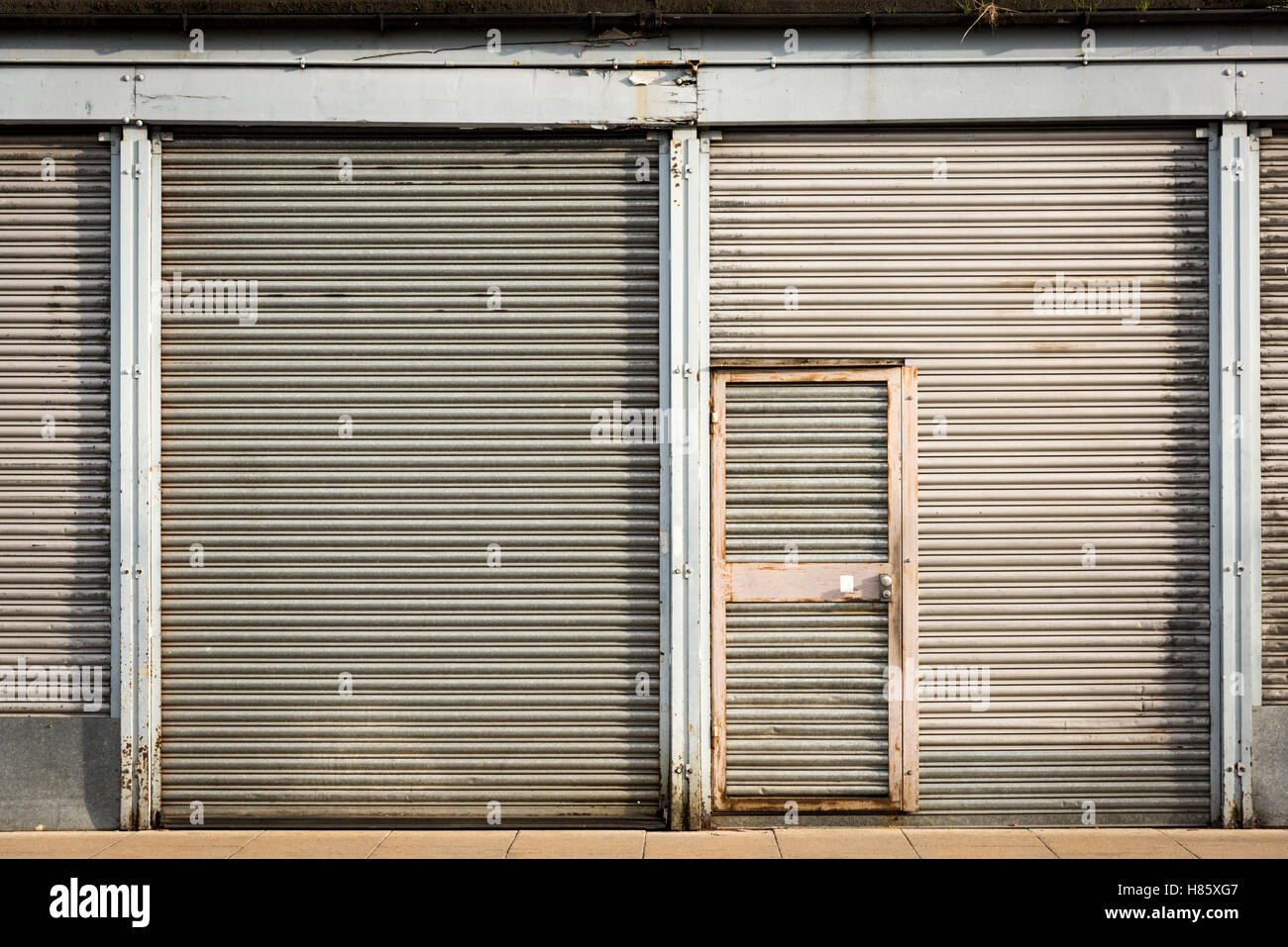Ein Gebäude gesichert durch Metall Rollläden in Cambridge Uk Stockfoto Ein Gebäude gesichert durch Metall Rollläden in Cambridge Uk Stockfoto