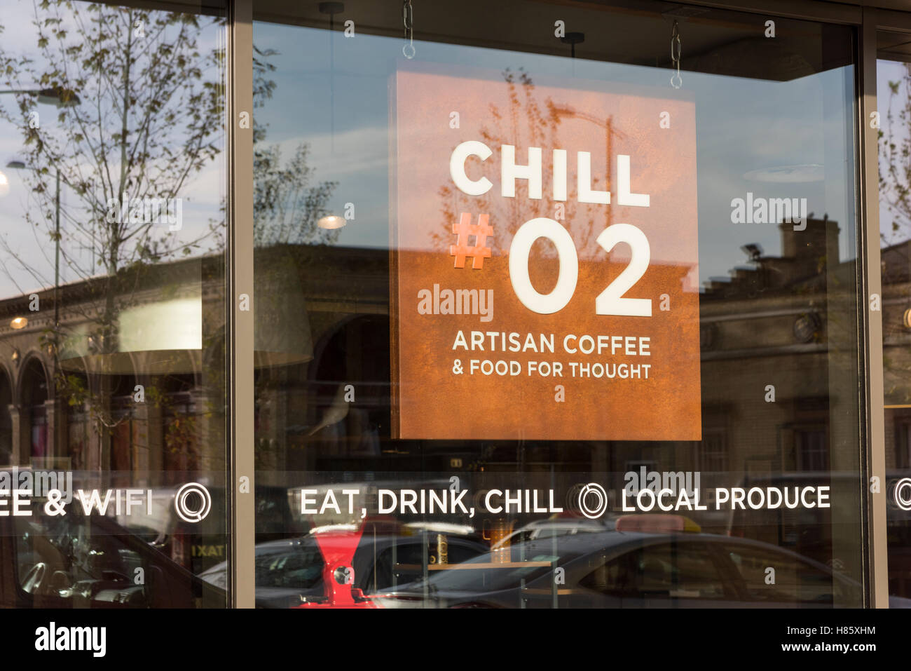 Die Chill #02-Coffee-Shop und Café Fenster und Zeichen im Cambridge Railway Station Plaza UK Stockfoto