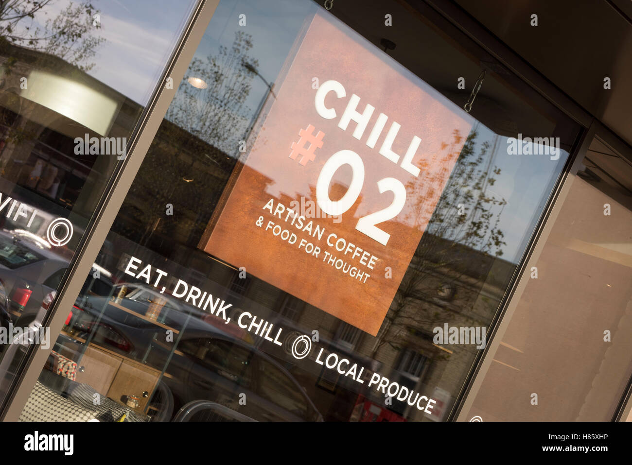 Die Chill #02-Coffee-Shop und Café Fenster und Zeichen im Cambridge Railway Station Plaza UK Stockfoto