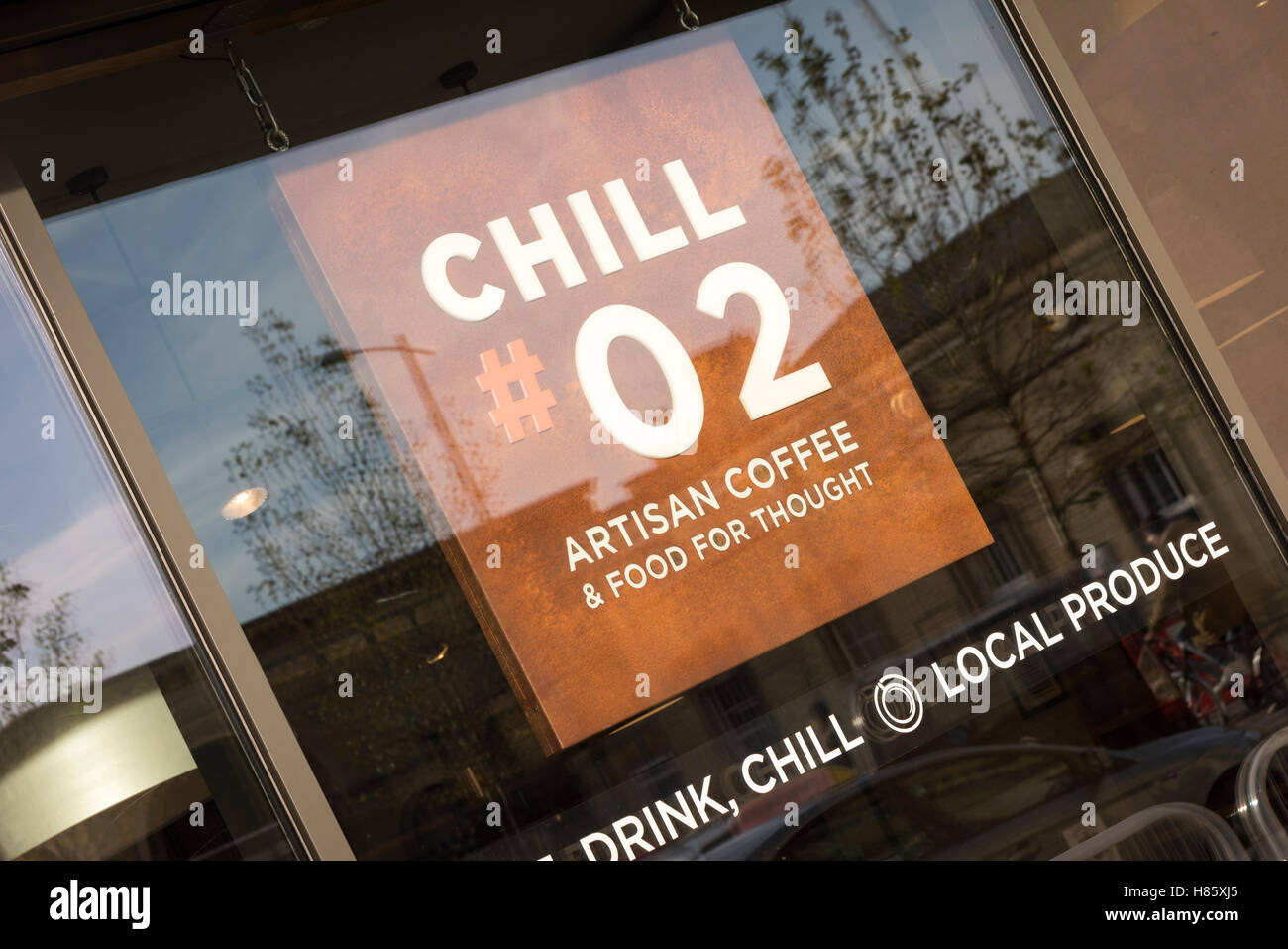 Die Chill #02-Coffee-Shop und Café Fenster und Zeichen im Cambridge Railway Station Plaza UK Stockfoto