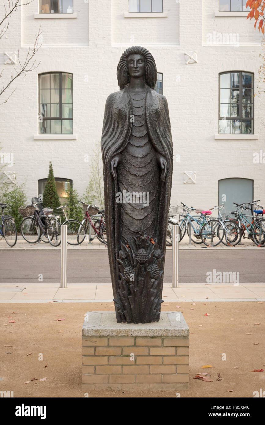 Eine Bronzestatue des Ceres-Göttin des Mais außerhalb Fosters Mühle ein Wohnhaus umgewandelt, aus dem alten Spillars-Lager Stockfoto