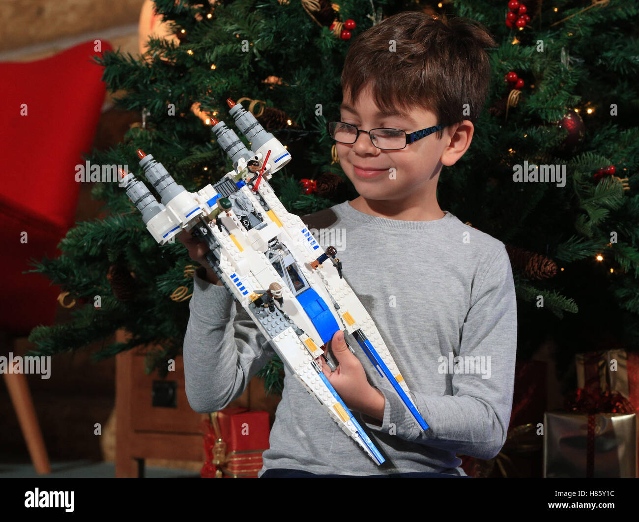 George Turner, 8, spielt mit Star Wars Rebel U-Wing Fighter anlässlich der DreamToys 2016 an Str. Marys Kirche, Marylebone, London. Stockfoto