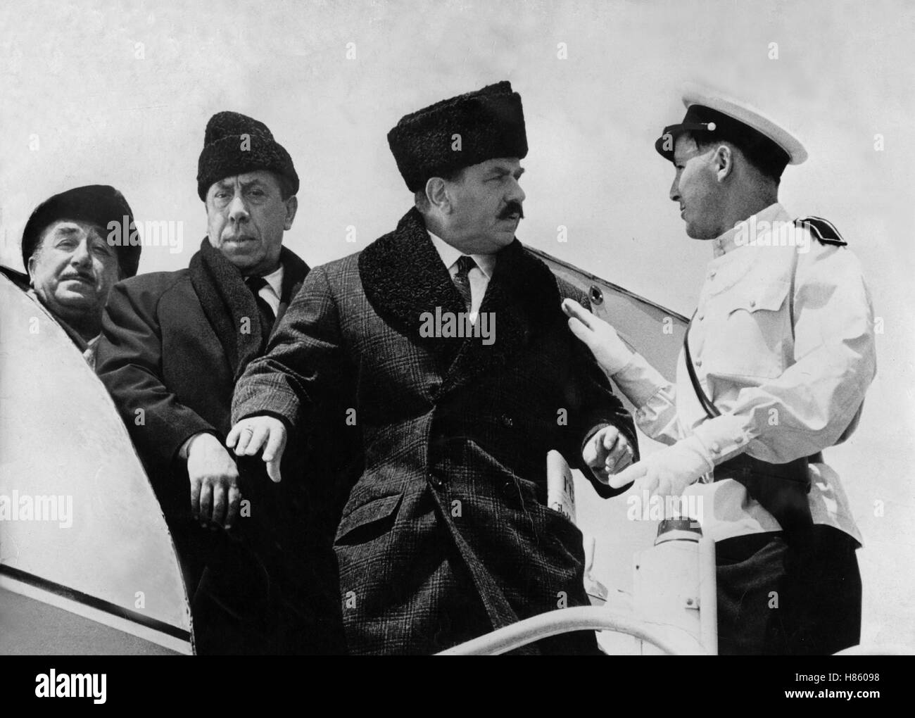Genosse Don Camillo, (IL COMPAGNO DON CAMILLO) IT-F 1965, Regie: Luigi Comencini, GINO CERVI, FERNANDEL (mi), Stichwort: Russenmütze Stockfoto